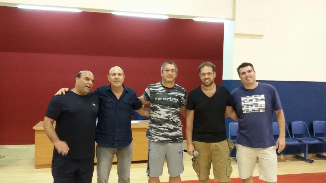 שרון דרוקר והצוות המקצועי של עומר. קיבל מגן הוקרה